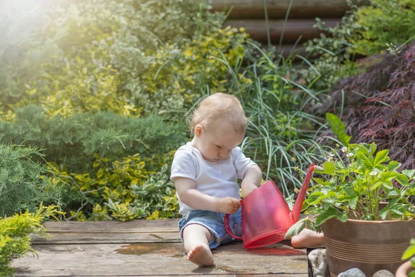 Cool Klein Jongetje Speelt Met Tuin Gieter Zitten Tuin — Stockfoto