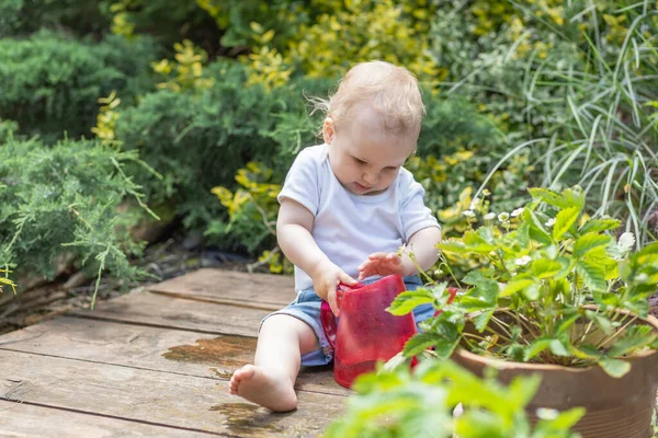 Cool Pojke Som Liten Trädgårdsmästare Sitter Trädgården Håller Trädgård Vattning — Stockfoto