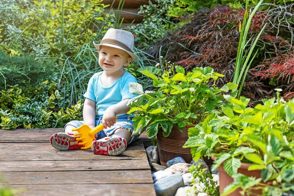 Lächelnder Kleiner Junge Spielt Mit Gelber Babyharke Garten — Stockfoto