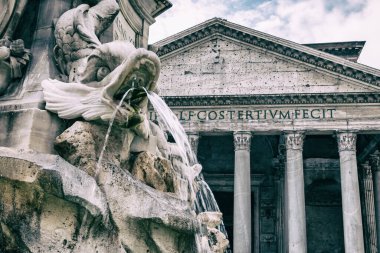 Arka planda Pantheon olan Piazza della Rotonda 'daki çeşmenin yakın görüntüsü. Roma, İtalya. Eski bir fotoğraf olarak düzenlendi.