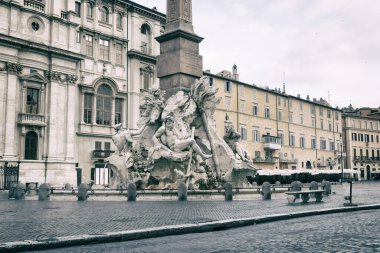 Roma 'daki ünlü Dört Nehir Çeşmesi' nin olduğu boş Navona Meydanı 'nın siyah beyaz fotoğrafı. İtalya. Eski bir fotoğraf olarak düzenlendi.