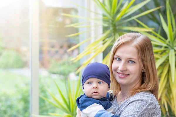 Portrait Tout Petit Avec Une Expression Sérieuse Avec Mère Souriante — Photo