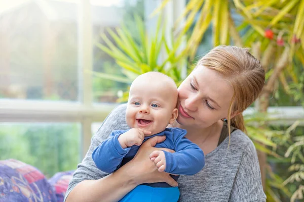 Portrait Tout Petit Riant Avec Mère Horizontalement — Photo