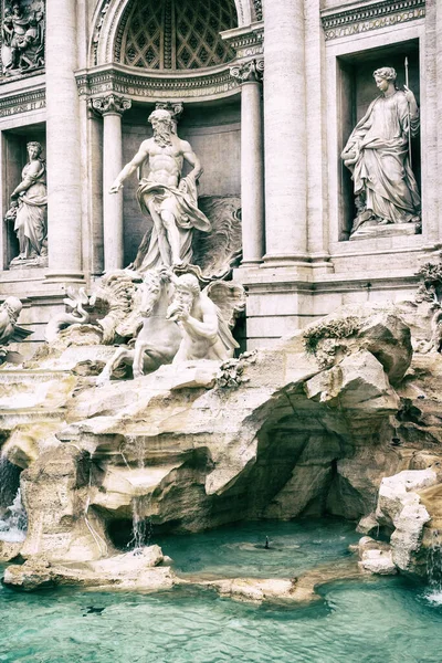 Vista Lateral Las Estatuas Fontana Trevi Roma Italia Verticalmente Editado —  Fotos de Stock