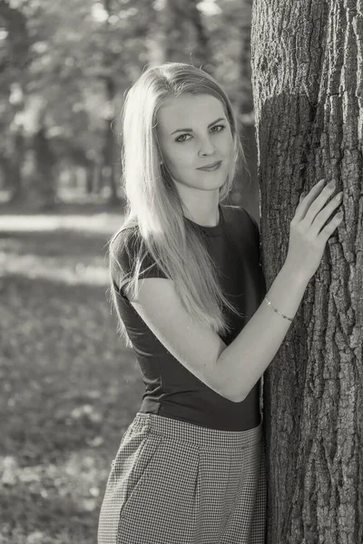 Fekete Fehér Portré Vonzó Hosszú Hajú Fiatal Lány Áll Támaszkodva — Stock Fotó