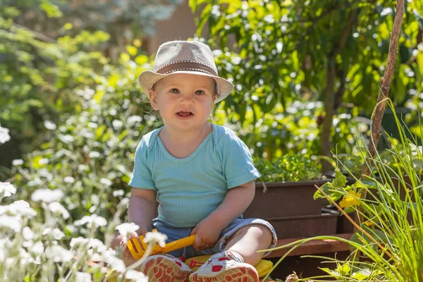 Lächelnder Junge Spielt Mit Plastikharken Auf Hochbeet Garten — Stockfoto