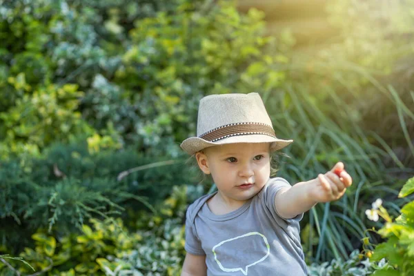 Lindo Niño Pequeño Con Sombrero Cabeza Está Mostrando Fresa Jardín —  Fotos de Stock