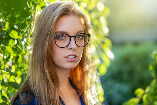 Egy Fiatal Portréja Szemüveggel Szabadban — Stock Fotó