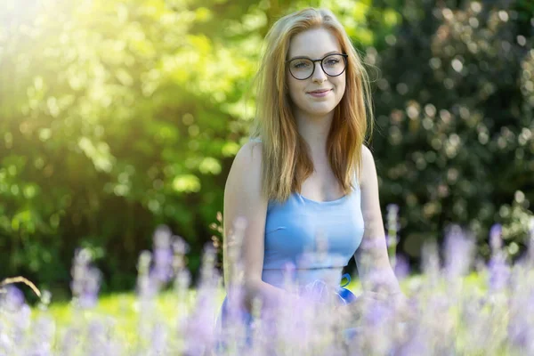 Sorridente Giovane Donna Posa Con Gli Occhiali Dietro Lavanda Giardino — Foto Stock