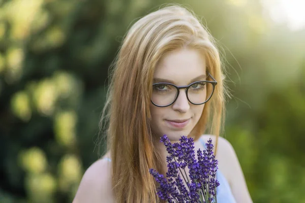 Porträtt Ung Kvinna Poserar Med Glasögon Håller Bukett Lavendel Tittar — Stockfoto