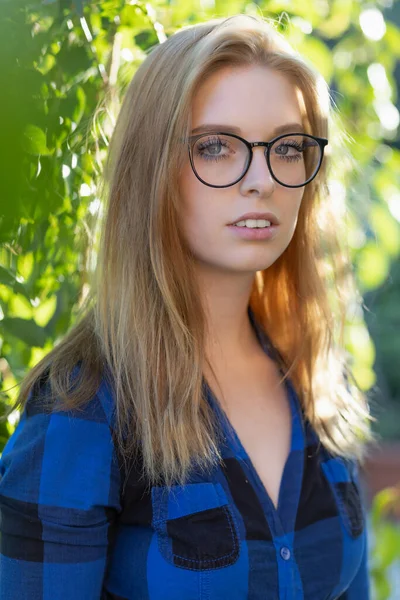 Портрет Молодой Женщины Очках Голубой Клетчатой Рубашке Позирует Свежем Воздухе — стоковое фото