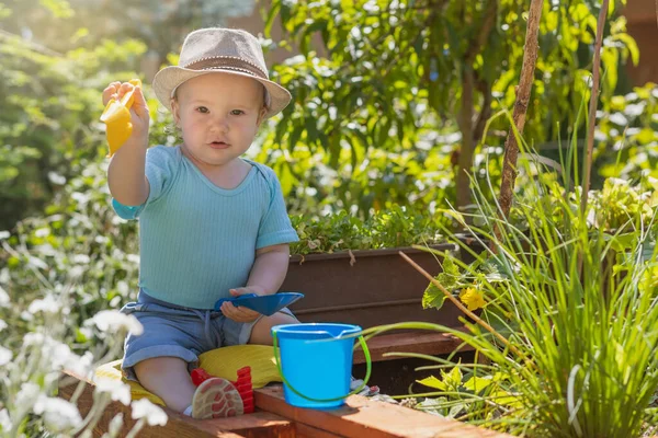 Baby Boy Toont Kinderen Tuingereedschap Zittend Tuin — Stockfoto