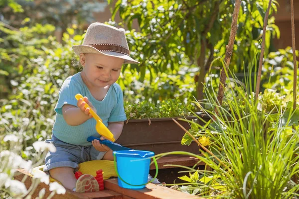 Lächelnder Junge Spielt Mit Gartengeräten Von Kindern Die Garten Sitzen — Stockfoto