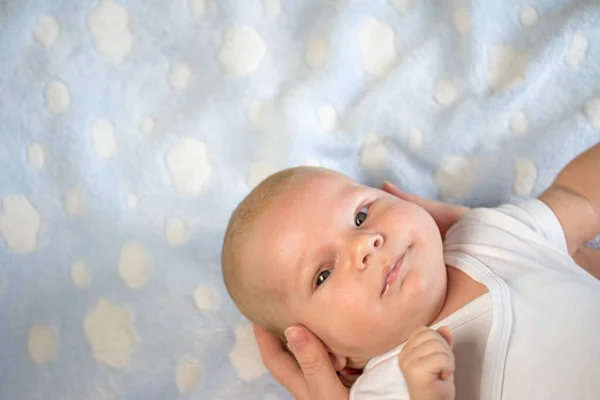 Moeder Houdt Het Hoofd Vast Van Haar Pasgeboren Baby Liggend — Stockfoto