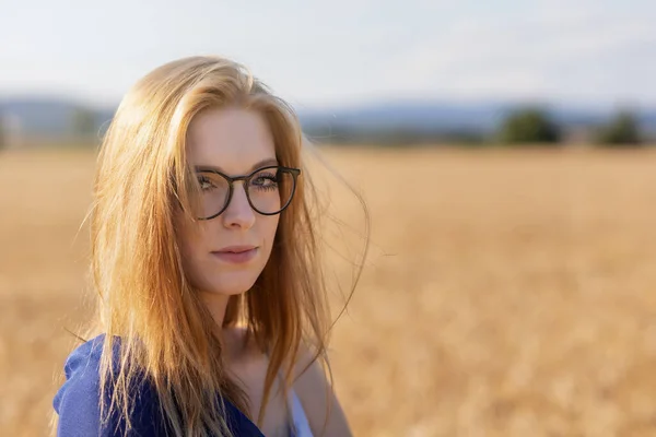 Ritratto Giovane Donna Con Gli Occhiali Posa Nel Campo Mais — Foto Stock
