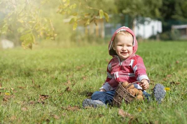 Porträt Eines Lächelnden Jungen Posiert Mit Handgemachtem Weidenrucksack Voller Walnüsse — Stockfoto