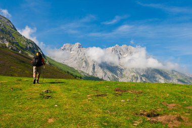 Sembolik Picu Urriellu (Naranjo de Bulnes) için tırmanış rotasında biz yeşil vadilerin ve rocky Dağları etkileyici manzaralarını bulabilirsiniz. Collado de Pandebano, Picos de Europa, Asturias, İspanya