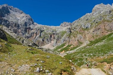 Vadiler ve dağlar arasında mayın Las Manforas veya La Almanzóra kalıntıları (sphalerite veya karamelize blende ünlü) bulunmaktadır. Aliva (Camaleo), Fuente De. Picos de Europa, Cantabria, İspanya