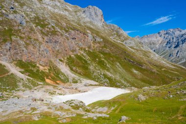 Vadiler ve dağlar arasında mayın Las Manforas veya La Almanzóra kalıntıları (sphalerite veya karamelize blende ünlü) bulunmaktadır. Aliva (Camaleo), Fuente De. Picos de Europa, Cantabria, İspanya