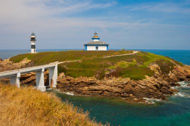 Illa Pancha Deniz Feneri bir köprü ile karaya bağlı küçük bir adada yer almaktadır. Ribadeo limanını ve nehir kıyısını aydınlat. Deniz etraftaki kayalara çarpıyor. Pancha Adası, Ribadeo, Lugo, Galiçya, İspanya