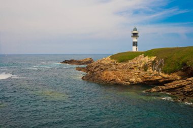 Illa Pancha Deniz Feneri bir köprü ile karaya bağlı küçük bir adada yer almaktadır. Ribadeo limanını ve nehir kıyısını aydınlat. Deniz etraftaki kayalara çarpıyor. Pancha Adası, Ribadeo, Lugo, Galiçya, İspanya