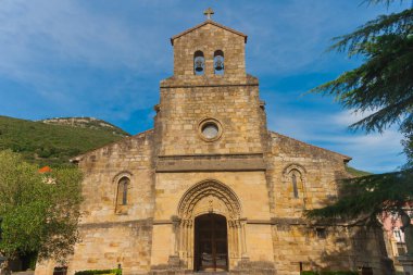 Cephe ve dış cephe taş kemerli kilise Santa Mara de Puerto. Romanesk ve Gotik tarzı. Bildirilen Ulusal Anıtı. Balıkçı köyü tarihi merkezinde yer alan. Santona, Cantabria, İspanya