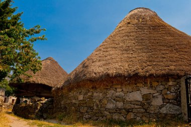 Palloza: Kelt kökenli geleneksel rustik inşaat. Taş Bankası, yuvarlak veya oval bitki ve saman kapsar. Ev ya da ahır kullanılan. Önceden Roma Köyü, Piornedo, Os Ancares, Lugo, Galiçya, İspanya