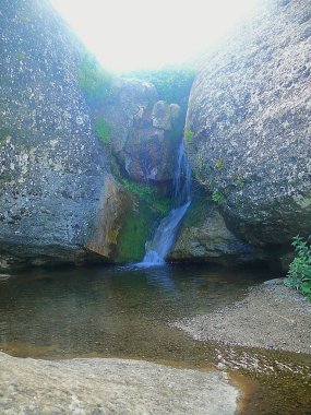 Şelale dağlarda. Fotoğraf Kırım Dağları'nda küçük bir şelale.