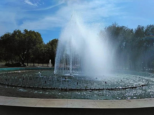 Fuente Plaza Foto Fuente Durante Día Distancia Cielo Con Nubes — Foto de Stock