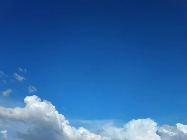 Cielo Azul Nubes Brillantes Foto Agradable Fondo Del Cielo Donde —  Fotos de Stock