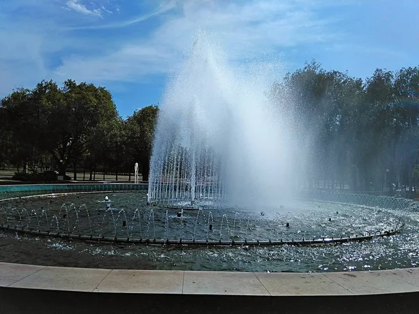 Fontana Piazza Foto Della Fontana Durante Giorno Lontananza Cielo Con — Foto Stock