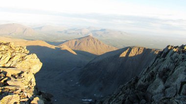 Tundra'daki yüksek bir dağdan manzara. Tundranın yükseklikten fotoğrafı.