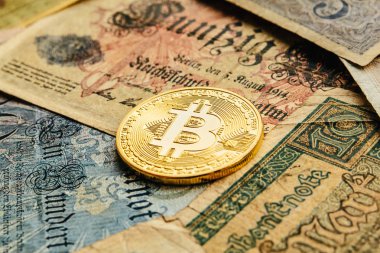 Eski Alman para ile Bitcoin. Enflasyon 1923, bir milyon işaretleri. Cryptocurrency kavramı arka plan. Portre, kopya alanı.