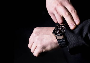 Kol işaret eden işadamı. Siyah arka plan kopya alanı ile.