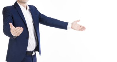 Mavi Klasik takım elbise giyen bir adam açılan eller biriyle davet ediyor. Yatay banner, yüz beyaz arka plan.