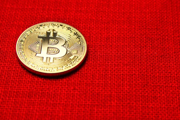 Kırmızı tuval zemin üzerine tek altın Bitcoin para portre. Bitcoin cryptocurrency, kopya alanı. İş kavramı.