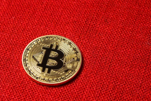 Kırmızı tuval zemin üzerine tek altın Bitcoin para portre. Bitcoin cryptocurrency, kopya alanı. İş kavramı.