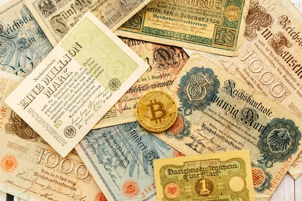 Eski Alman para ile Bitcoin. Enflasyon 1923, bir milyon işaretleri. Cryptocurrency kavramı arka plan. Portre, kopya alanı.