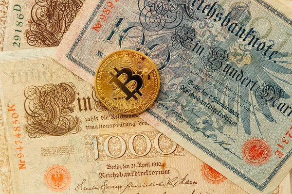 Eski Alman para ile Bitcoin. Enflasyon 1923, bir milyon işaretleri. Cryptocurrency kavramı arka plan. Portre, kopya alanı.