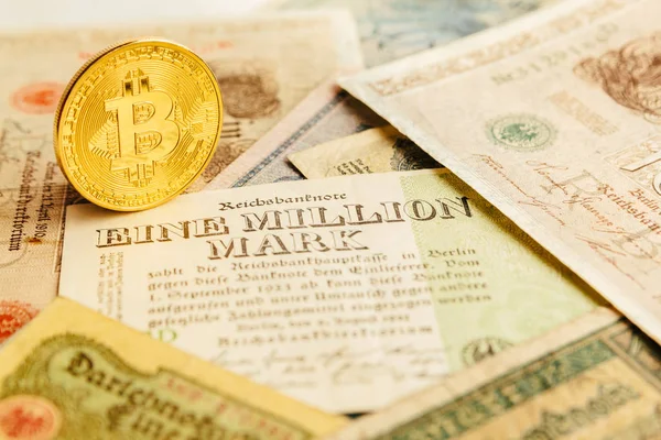 Eski Alman para ile Bitcoin. Enflasyon 1923, bir milyon işaretleri. Cryptocurrency kavramı arka plan. Portre, kopya alanı.