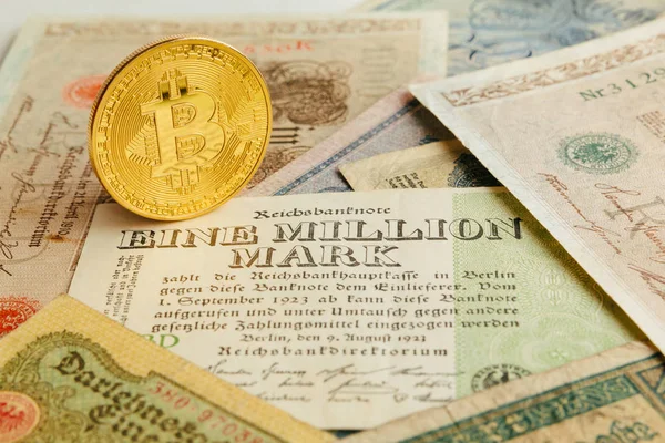 Eski Alman para ile Bitcoin. Enflasyon 1923, bir milyon işaretleri. Cryptocurrency kavramı arka plan. Portre, kopya alanı.