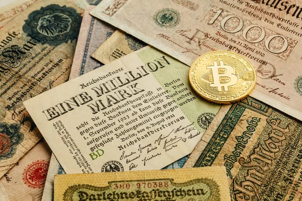 Eski Alman para ile Bitcoin. Enflasyon 1923, bir milyon işaretleri. Cryptocurrency kavramı arka plan. Portre, kopya alanı.