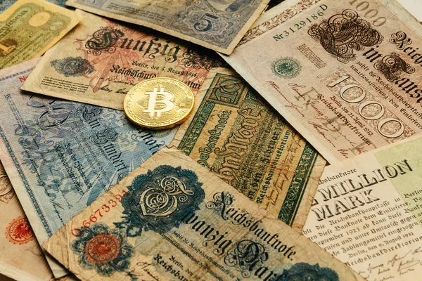 Eski Alman para ile Bitcoin. Enflasyon 1923, bir milyon işaretleri. Cryptocurrency kavramı arka plan. Portre, kopya alanı.