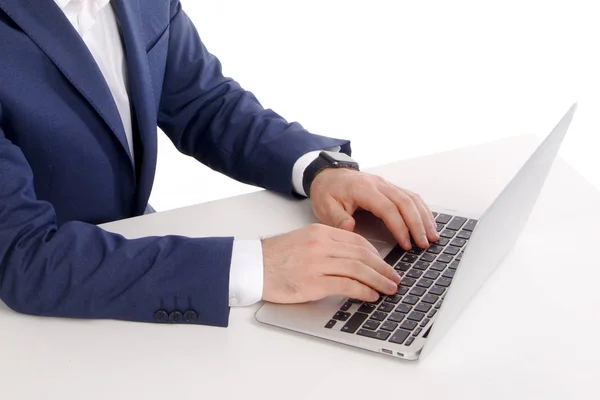 Mavi takım elbiseli adam masada dizüstü bilgisayar kullanır. Closeup Typing klavye, havai görünümü eller