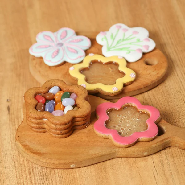 Biscoitos de gengibre caseiros em forma de caixa de jóias no fundo de madeira. Vista de perto. imagem quadrada — Fotografia de Stock