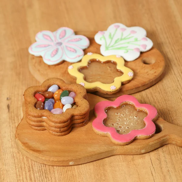 Galletas de jengibre caseras en forma de joyero en el fondo de madera. Vista de cerca. cuadro cuadrado — Foto de Stock