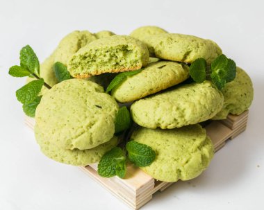 Naneli kurabiye taze nane yaprakları, closeup beyaz arka plan üzerinde