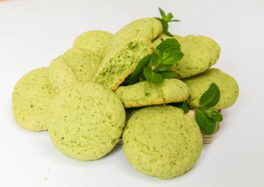 Naneli kurabiye taze nane yaprakları, closeup beyaz arka plan üzerinde