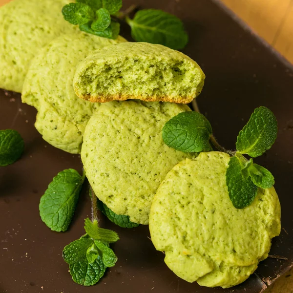 Nane yaprakları ile nane tanımlama karanlık çikolata üzerinde yığılmış. Kare resim, makro görünümü.