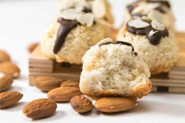 Beyaz arka planda izole edilmiş bademli hindistan cevizli bisküviler, yakın plan.